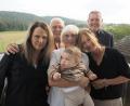 Bild: kek
Hier hält Jubilarin Wilma Albert ihren Urenkel Matteo im Arm. Mit im Bild sind die Töchter Petra und Martina, Ehemann Paul und Bürgermeister Joachim Neuß (rechts).