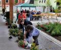 Bild: ds
Die Auswahl an Blüten und Grünzeug wechselte ständig, weil immer wieder Neues hinzu kam und zum Tausch bereitgestellt wurde.