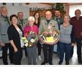 Bild: jr
Ihren 80. Geburtstag feierte am Montag Maria Rosner (vorne, mit Blumen). Es gratulierten Tochter Beate (vorne links), Enkelin Karina (hinten, Mitte) mit Ehemann Marco (hinten rechts), Bruder Hans mit Ehefrau Resi (vorne, von rechts) sowie vom Schützenverein Großensees Ludwig Ernstberger, Andreas Gleißner (hinten, von links) und Vorsitzender Helmut Kipferl.