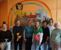 Bild: e
Die Erzieherinnen und Pfarrer Bernd Schindler zeichnen für das Projekt im Kindergarten Arche Noah verantwortlich (von links). Melanie Kardonskij, Pfarrer Bernd Schindler (mit Rabe Jaron in den Händen), Judith Lindner, Lousia Gmeiner, Kindergartenleiterin Klaudia Meindl, Renate Breier und Renate Amrhein.