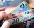 Symbolbild: Monika Skolimowska/dpa
Wegen 40 Euro Schulden ist ein 32-Jähriger in Amberg handgreiflich geworden. Das sei es nicht wert gewesen, meint die Polizei.