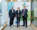Bild: Bildungswerk Bayerische Wirtschaft/exb
Glückwünsche zur Verleihung des Berufswahlsiegels durften Realschuldirektor German Helgert (rechts) und Konrektor Holger König von der Ministerialbeauftragten für die Realschulen in der Oberpfalz, Mathilde Eichhammer, entgegennehmen.