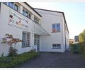 Bild: Portner
Der katholische Kindergarten St. Marien mit Baujahr 1970 ist dringend renovierungsbedürftig. An der früheren Eingangsseite hin zur Straße ist ein einstöckiger Mensa-Anbau geplant.