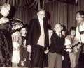 Archivbild: Sepp Strobl
Mit den Liedern „He Michl“ und dem Schnodahüpfl „Dou hint san ma vira“ gewannen die „Hirschauer Boum“ Heiner Schuster (Mitte links) und Werner Schulz (Mitte rechts) am 13. Oktober 1963 den ersten Preis beim 3. Bayerischen Kinder- und Jugendsingen. Als Siegerpreis überreichte Annette Thoma (links) eine Zither. Außerdem gratulierte Radio- und Fernsehmoderator Wastl Fanderl (rechts).
