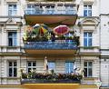 Symbolbild:  Bernd Diekjobst/dpa
Beste Lage und Balkon sind bei der Wohnungssuche schwer zu finden. Wer kreativ und abseits der üblichen Pfade von Internet und Makler sucht, hat vielleicht eher Chancen.