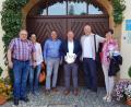 Bild: Jonas Gräßmann/exb
Gute Laune bei Besuch in Schnaittenbach (von links): Christian Gräßmann, Ortsheimatpflegerin Inge Lassmann, Liborius Gräßmann, Schnaittenbachs 1. Bürgermeister Marcus Eichenmüller, Paolo Rosso und Franca Battaglia.