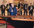 Bild: jr
„NOpf Brass“ begeisterte knapp 150 Besucher in der Stadtpfarrkirche Mitterteich mit einem gut einstündigen Konzert. Im Bild (von links) Rene Bauer, Josef Neubauer, Gastmusiker Klaus Rosner am Marimbaphon, Luca Hennemann, Jonas Bäumler und Michael Lindner.