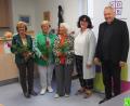 Bild: KDFB Tirschenreuth/exb
Stadtpfarrer Flierl und Vorsitzende Barbara Schmid (von rechts) ehrten Maria Ruppert, Christine Hofmann und Anna Bauer (von links) für ihre langjährige Mitgliedschaft beim Frauenbund Tirschenreuth.
