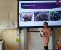 Bild: Kerstin Münchmeier/exb
Emilia Hartweg erzählte bei ihrer Präsentation an der Grundschule Waldsassen auch von der australischen Tierwelt.