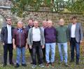 Bild: rgr
Alfons Meiler (Dritter von rechts) wurde von den Feldgeschworenen als stellvertretender Obmann bestätigt. Mit dabei waren Pascal Hofmann als Ansprechpartner der Stadt (von links), Hans Reichl, Michael Müller, Obmann Josef Kneidl, Johann Arnold sowie von rechts: Bürgermeister Edgar Knobloch und Karl Schönberger.