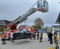 Bild: Franz Bauernfeind/exb
Zu den Übungsobjekten der Drehleiterschulung in Mitterteich gehörte auch ein Schrottauto, das auf dem Bauhof in Mitterteich gelagert. ist.