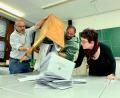 Symbolbild: Gabi Schönberger
Auszählung am Wahlabend. Bei den Briefwahlunterlagen tauchten einige falsche Stimmzettel auf.