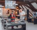 Bild: Susanne Forster
Fotograf Norbert Grüner im Gespräch mit einer Ausstellungsbesucherin. Die Sonderschau „Alles reine Ansichtssache“ ist noch bis 29. Oktober im Knopfmuseum zu sehen.