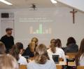 Bild: Sr. M. Raphaela/exb
Philipp Reich vom T1 mit einer Klasse der Mädchenrealschule Waldsassen beim Workshop "Fake News".
