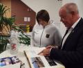 Bild: e
Bürgermeister Roland Strehl und die Weltmeisterin Viola Fritsche beim Rathaus-Empfang mit Eintrag ins Prominentenbuch der Gemeinde Kümmersbruck.