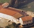 Bild: Gemeinde Krummennaab/exb
Auf dem Areal der Textilfabrik in Krummennaab soll eine soziale Mitte entstehen. Die Luftaufnahme stammt aus den Anfängen der Fabrik, meint Bürgermeisterin Marion Höcht, und dürfte so um die 50 Jahre alt sein.