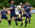 Bild: mhs
Torjäger Thimo Luff (weißes Trikot) vom TSV Detag Wernberg erfreut sich in den Kreisliga-Spielen immer enormer Aufmerksamkeit des Gegners. So wie hier gegen den FC Schmidgaden.