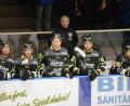 Bild: Andreas Brückmann
Coach Dirk Salinger (hinten) und seine Akteure des ERSC Amberg fiebern dem Saisonstart in der Eishockey-Bayernliga beim ESV Buchloe entgegen.
