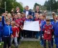 Bild: do
Die Eröffnung der Soccer-Arena Oberbibrach nimmt der Schlammersdorfer Filialleiter der Volksbank Raiffeisenbank Nordoberpfalz Manfred Eller zum Anlass, den Akteuren symbolisch den Spendenscheck in Höhe von 5.650 Euro zu überreichen.