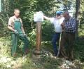 Bild: FGV Fichtelberg-Neubau/exb
FGV-Vorsitzender Bernhard Kraus (von links), Georg Speidel und Hans Schöler arbeiten am Quellenweg.