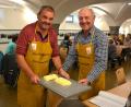 Bild: jr
Franz Zölch (links) und Herbert Konrad stellten bei der Sitzweil in Konnersreuth auch frische Butter her.