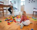 Symbolbild: Julian Stratenschulte / dpa
Alleinerziehende sind besonders gefährdet, aufgrund von Mehrfachbelastung und fehlenden Ressourcen in eine schwierige Familiensituation zu geraten. In Weiden und im Landkreis Neustadt sollen nun Familienpaten ausgebildet werden, die in solchen Fällen unterstützen können.