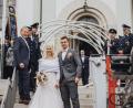 Bild: Balk/exb
Nach dem Verlassen der Kirche erwartet Julia und Dominik Balk ein langes Spalier der Vereine. Auch die Drehleiter steht schon parat.