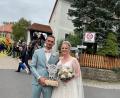 Bild: Christoph Schroller/exb
In Kastl gaben sich Florian und Carina Merkl das kirchliche Jawort. Von den Ursprung Bikern Immenreuth, wo der Bräutigam Mitglied ist, gab es ein Geschenk überreicht.