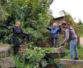 Bild: Landratsamt Tirschenreuth/exb
Mitarbeiter des Amts für Ländliche Entwicklung unterstützten das Kultur- und Begegnungszentrum Waldsassen bei der Gartenarbeit.