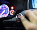 Symbolbild: Matthias Balk/dpa
Ein Mann drückt den Start-Stop-Knopf eines BMW. Autodiebe haben es zunehmend auf Fahrzeuge mit dem Schließmechanismus Keyless-Go abgesehen. Nun auch in Weiherhammer.