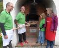 Bild: pop
Aus dem Backofen ziehen Markus Hackl, Bernhard Tischler, Anna und Steffanie Krethlow frischen Flammkuchen.
