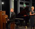 Bild: Kunz
Lars David Kellner wartet am Harmonium die Lesung Susanne Sperrhakes ab.