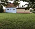 Bild: mma
Wie mit zwei Augen sieht das Rathaus auf den Bauplatz der künftigen Kinderkrippe in Schwend.