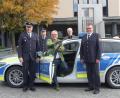 Bild: wro
Klaus Schuster (rechts) ist seit 1. Oktober neuer Kontaktbeamter der Polizei in Wiesau. Die offizielle Amtseinführung durch den Ersten Polizeihauptkommissar Günther Burkhard (links) fand am Freitag statt. Dem neuen Ansprechpartner in Wiesau gratulierten Polizeihauptkommissar Thomas Hoffmann, Bürgermeister Toni Dutz und der Geschäftsleiter im Rathaus Wiesau, Thomas Weiß (von links).
