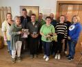 Bild: Annegret Greber/exb
Christine Zach, Maria Hanauer, Hans Hanauer, Oliver Roth, Manfred Becher, Beate Becher, Markus Greber, Emma Zach, Markus Zach und Andrea Rupp (von links) präsentieren ihre Preise beim Kampf um die Kirchweihgans.