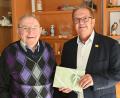 Bild: gf
Bürgermeister Martin Preuß (rechts) gratulierte dem Jubilar Heinrich Eign.