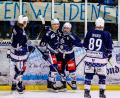 Archivbild: Werner Moller
Die Blue Devils haben weiter Grund zum Jubeln. Am Sonntag feierten die Weidener beim SC Riessersee einen 4:1-Erfolg. Hier freuen sich (von links) Neal Samanski, Vladislav Filin, Alessandro Schmidbauer und Tyler Ward über einen Treffer beim 6:1 gegen Stuttgart.