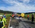 Bild: lei
Die Feuerwehr sicherte den demolierten Mercedes-Sprinter gegen ein drohendes Abrutschen in den Straßengraben.
