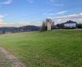 Archivbild: Eichl
Aus dieser Wiese soll einmal das Baugebiet „Im Badgarten“ werden. Was ganz schnell geplant war, verzögert sich nun deutlich: Das Bauleitplanverfahren muss wegen eines Gerichtsurteils neu aufgerollt werden.