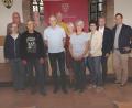 Bild: müb
Für ihren lebenswichtigen Spenderdienst wurden im Rathaus geehrt: Hinten, von links: Thorsten Buchwald, Erwin Heuberger, Matthias Drenda, Renate Fiedler, Karin Pilhofer, Bürgermeister Michael Göth, Sebastian Schaller. Vorne, von links: Rudolf Heindl, Bernhard Herbst, Hans Pirner, Sigrid Weitzer.