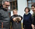Bild: Stefanie Roth
Starke Nachbarschaft: Dank der Hilfe von Agnes Walberer (rechts), Markus Knechtel (links) und Sohn Samuel, freut sich Petra Pöpperl über die Rückkehr der ausgebüxten Schildkröte.