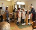 Bild: rn
Alfred Kick konnte sich den „Verlockungen“ des Trios nicht entziehen und durfte dazu beitragen, 15 Kilogramm Schlagsahne zu Butter zu verarbeiten.