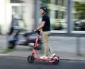 Symbolbild: Bernd von Jutrczenka/dpa
Ein 16-Jähriger war mit seinem E-Scooter in Marktredwitz unterwegs – allerdings war das Elektrokleinstfahrzeug nicht versichert.