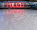 Bild: Carsten Rehder/dpa/Symbolbild
Die Schriftzug „Polizei“ leuchtet auf dem Dach eines Streifenwagens der Polizei.