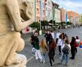 Bild: Gabriele Schönberger
Historiker Dr. Sebastian Schott erzählt den 15 israelischen Gastschülern auf einer Stadtführung von der Geschichte Weidens und dem jüdischen Einfluss auf die Stadt.