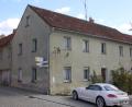 Bild: kro
Die Fassade des Gebäudes am Marktplatz 4, in dem der Dorfladen in Bad Neualbenreuth eingerichtet wird, bleibt auch nach der Sanierung des Anwesens erhalten.