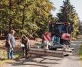 Bild: Susanne Forster
Zur Wegepflege im Forstrevier Flossenbürg, das auch Forstwege im Areal rund um das Skilanglaufzentrum Silberhütte umfasst, ist Fachmann Josef Wagner (links) mit einer Spezialapparatur angereist. Revierförster Oswald Hamann begutachtet das Gerät, das zur Pflege der Wege zum Einsatz kommt.