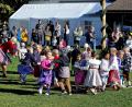 Bild: R. Kreuzer
Die Vorschulkinder des Kindergartens Maria Königin tanzen um den aufgestellten Kirwabaum bei schönem Herbstwetter.