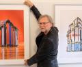 Bild: do
Künstler Bernhard Dagner bei der Vernissage im Kloster Speinshart vor seinen "Spiegelglashäusern"