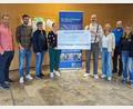 Bild: Claudia Knorr/exb
Bei der Spendenübergabe: (von links) Patrick Beck und Thomas Lincke (beide Vertrauenslehrer), Petra Gries (Team Wünschewagen), Selina Kundinger (Schülersprecherin), Julian Köferl (Schülersprecher), Doris Ernsberger (stellvertretende Schulleiterin), Bernd Roth (Lehrer der Nahrungsabteilung) und Simone Kreppner (Team Wünschewagen).